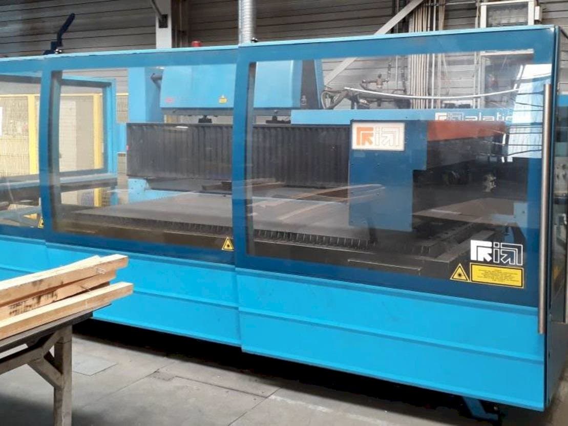 Frontansicht der Prima Industrie Platino 1530  Maschine