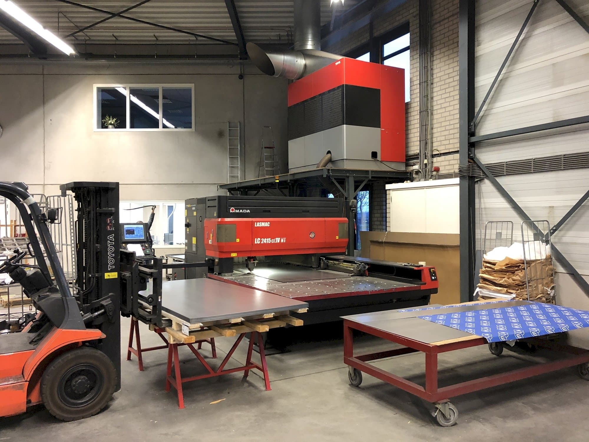 Frontansicht der AMADA LC 2415 Alpha IV NT Maschine