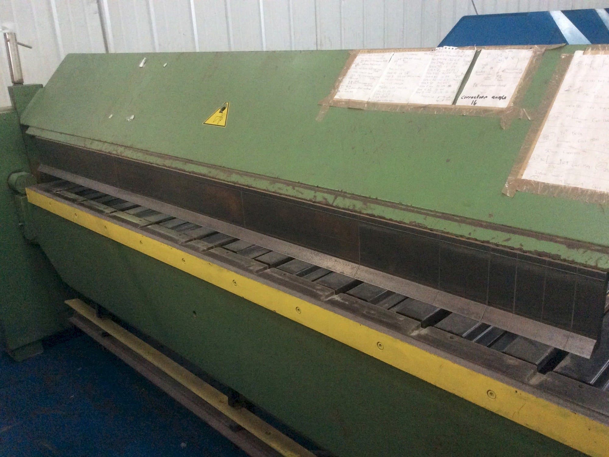 Rechte Ansicht der Schechtl MAB 250/CNC Maschine