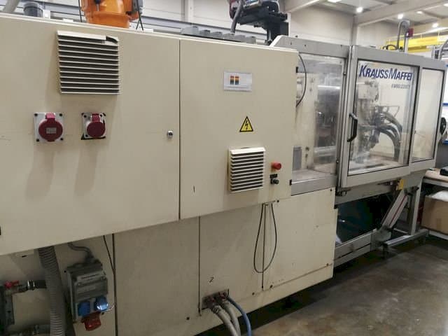 Frontansicht der Krauss Maffei 80/220 C1 Maschine