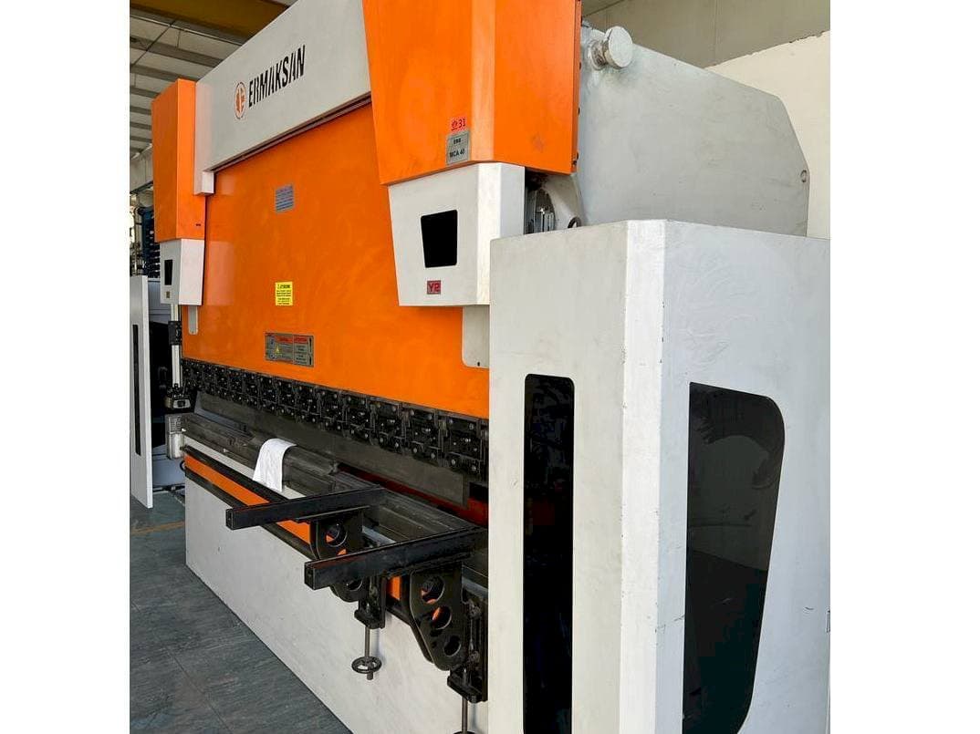 Frontansicht der ERMAKSAN Speed Bend Pro 3100x175 Maschine