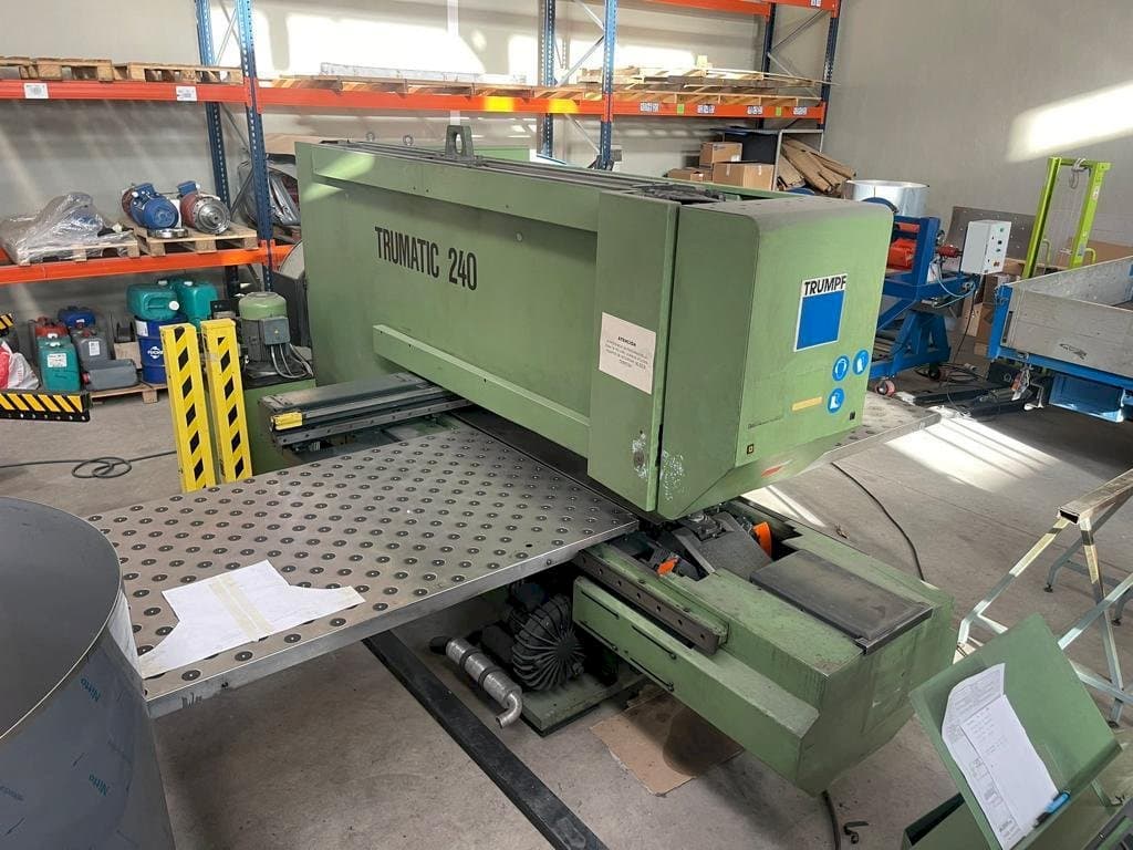 Frontansicht der Trumpf TRUMATIC 240  Maschine