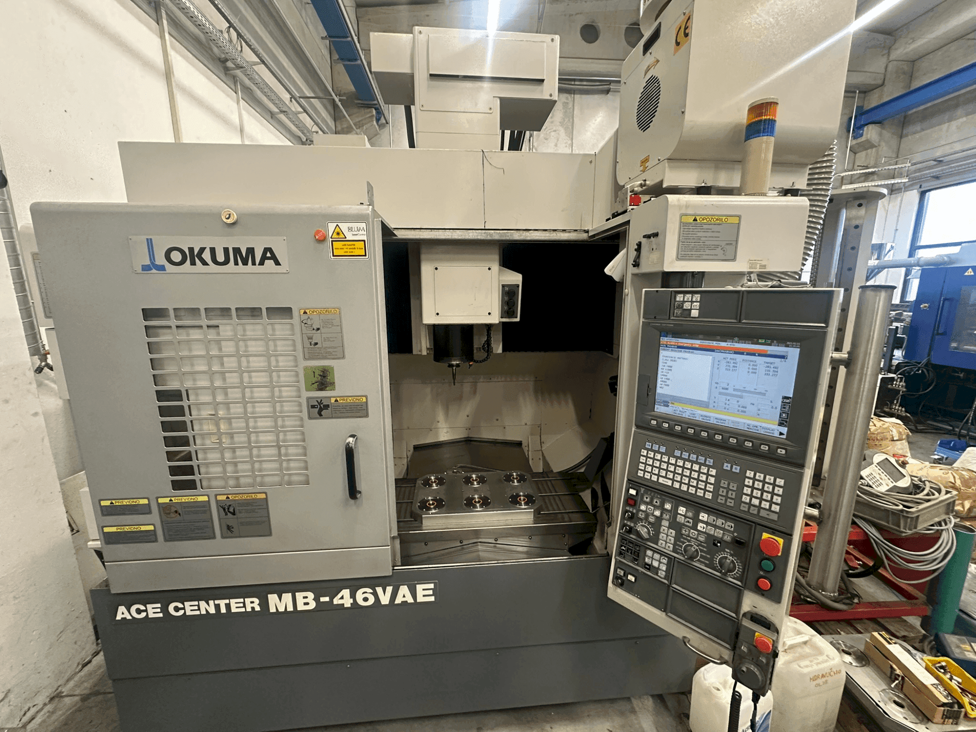 Frontansicht der Okuma MA-46 VAE  Maschine