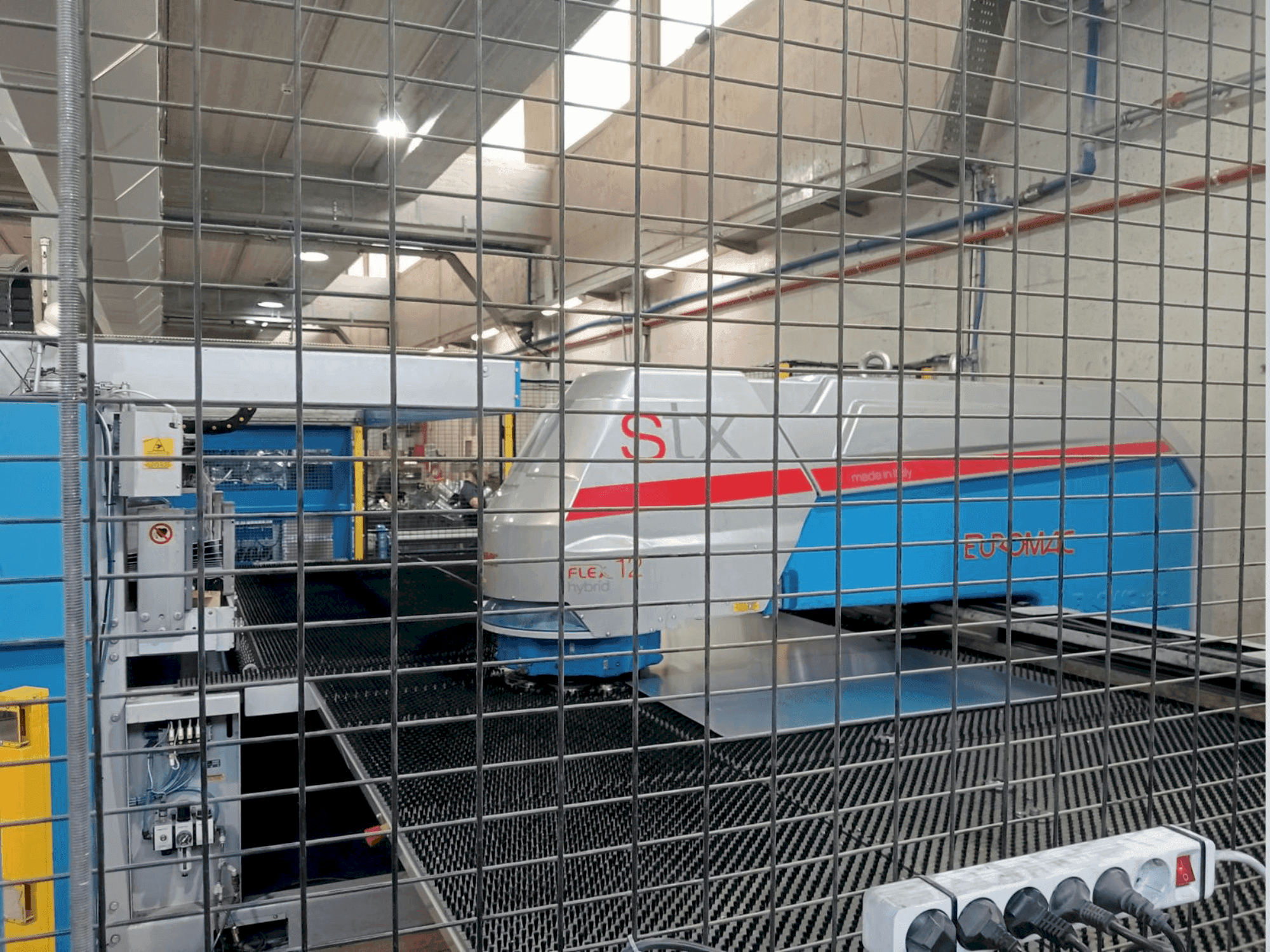 Frontansicht der Euromac 1250 STX Flex 12 Hybrid Maschine