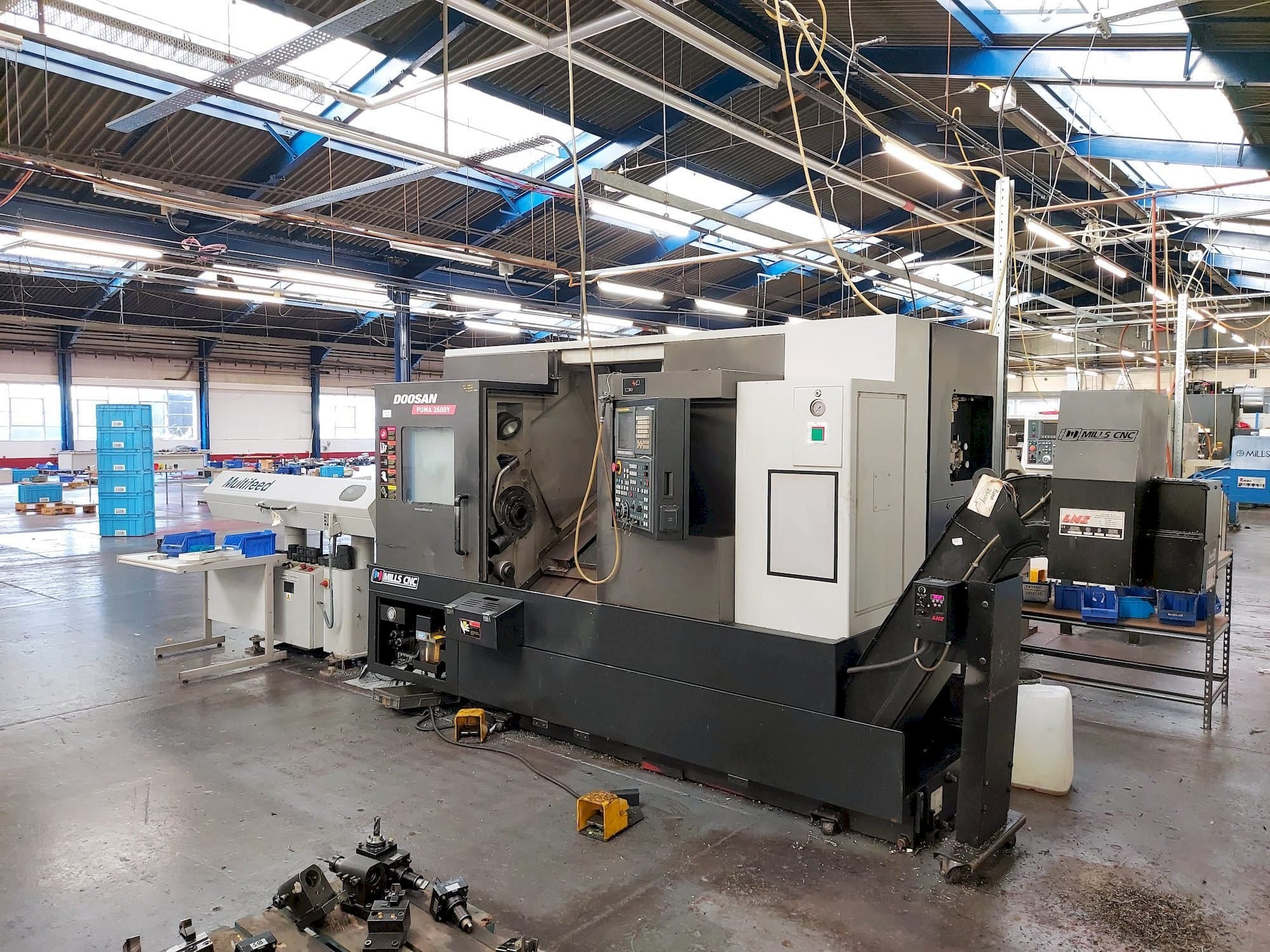 Frontansicht der Doosan Puma 2600Y Maschine