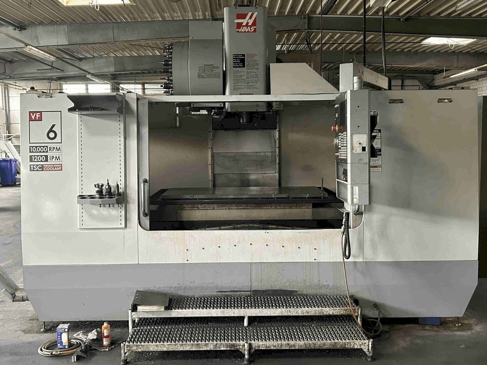 Frontansicht der HAAS VF 6 BHE  Maschine