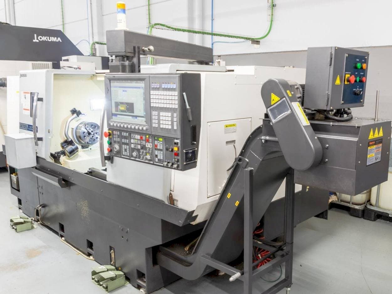 Frontansicht der Okuma Genos L300E-M Maschine