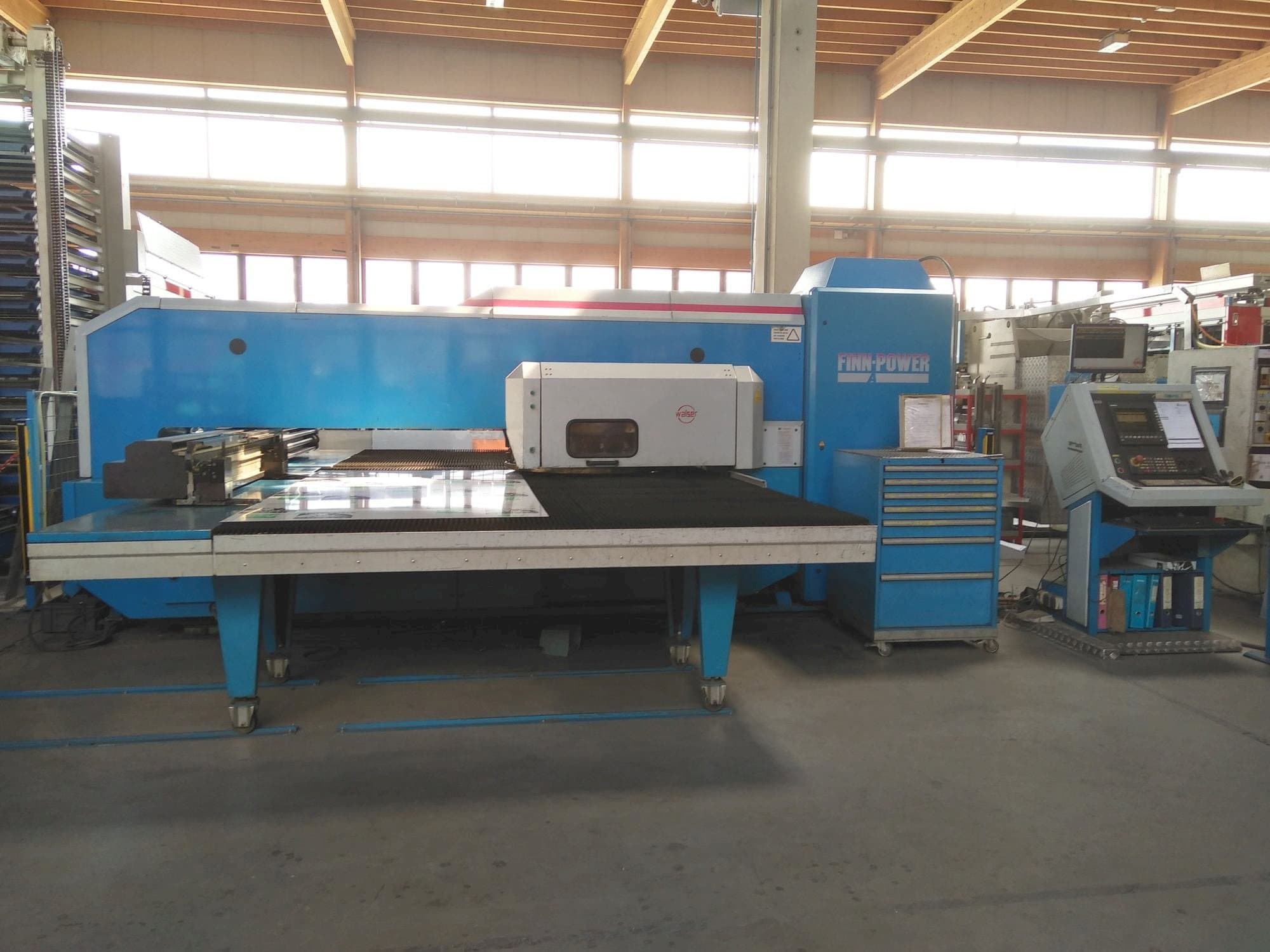 Frontansicht der Finn-Power A5-20SB Maschine