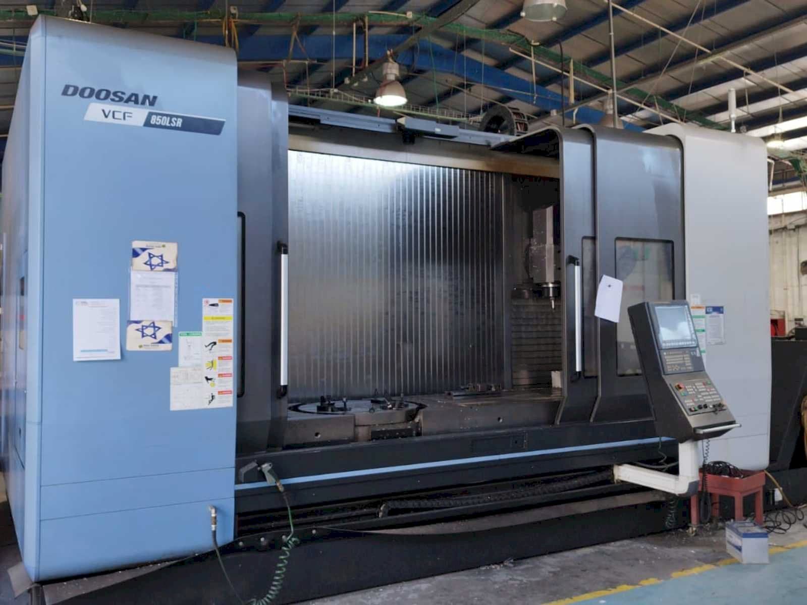 Frontansicht der Doosan VCF 850LSR Maschine