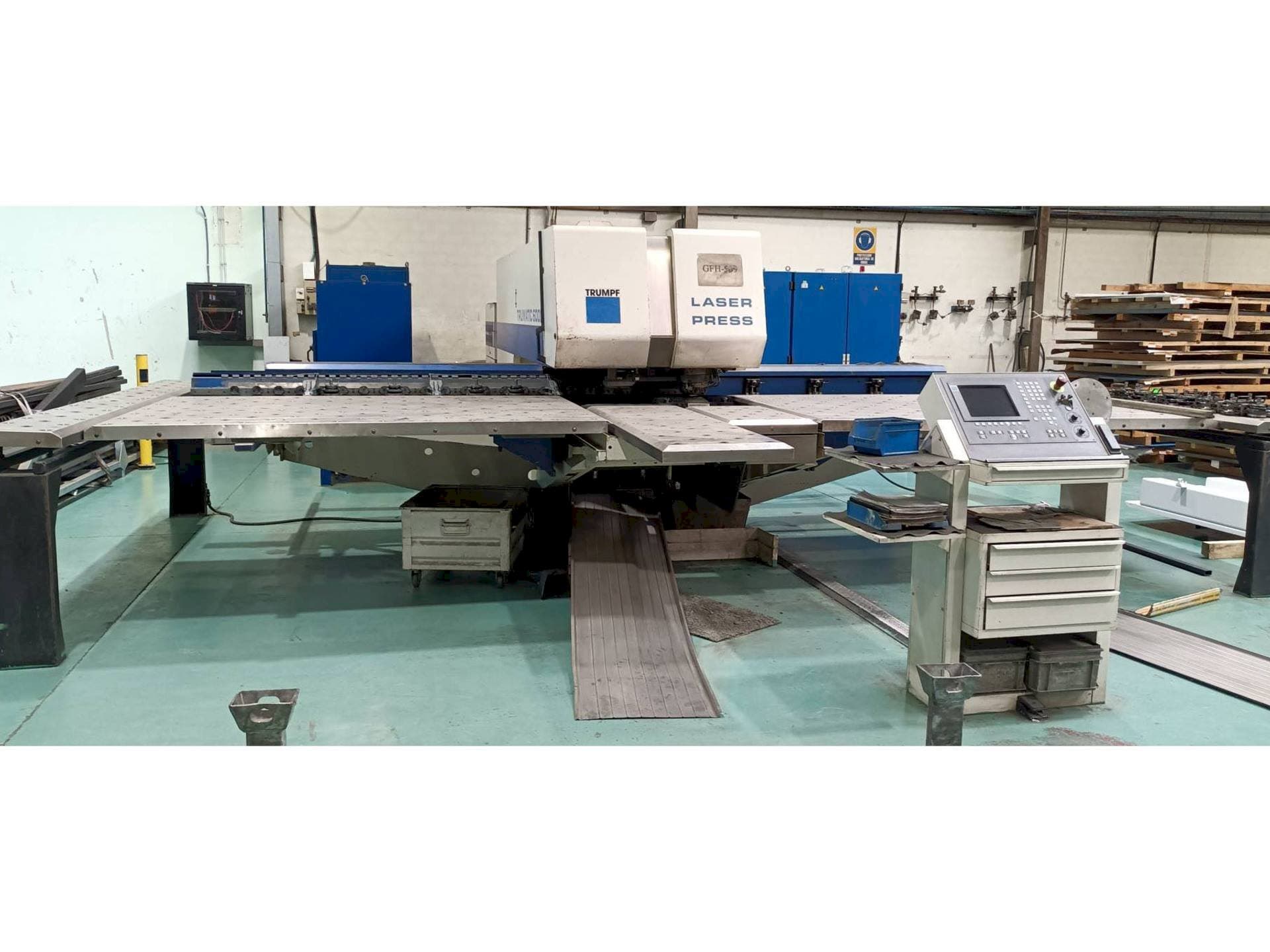 Frontansicht der Trumpf Trumatic 600L Maschine