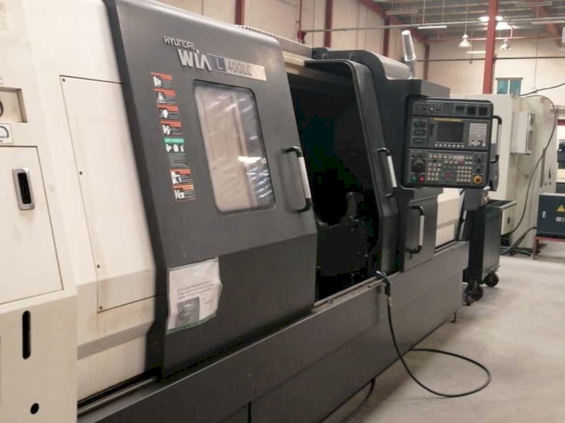 Linke Seitenansicht der Hyundai Wia L400LC Maschine