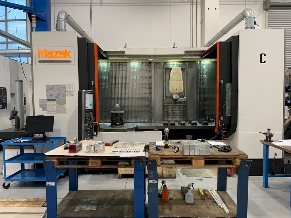 Frontansicht der Mazak VTC 800/30 SLR Maschine