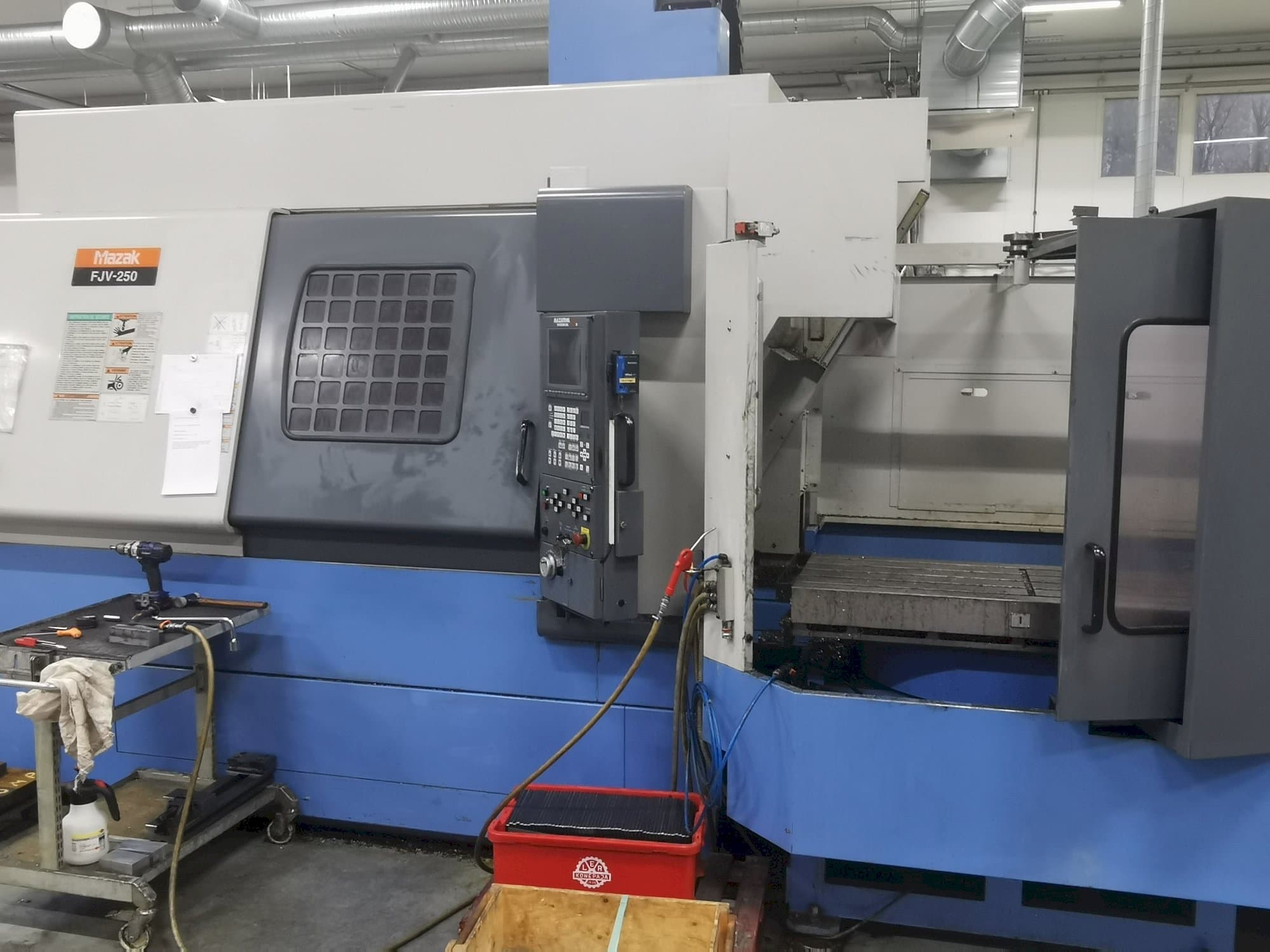 Frontansicht der Mazak FJV250 Maschine