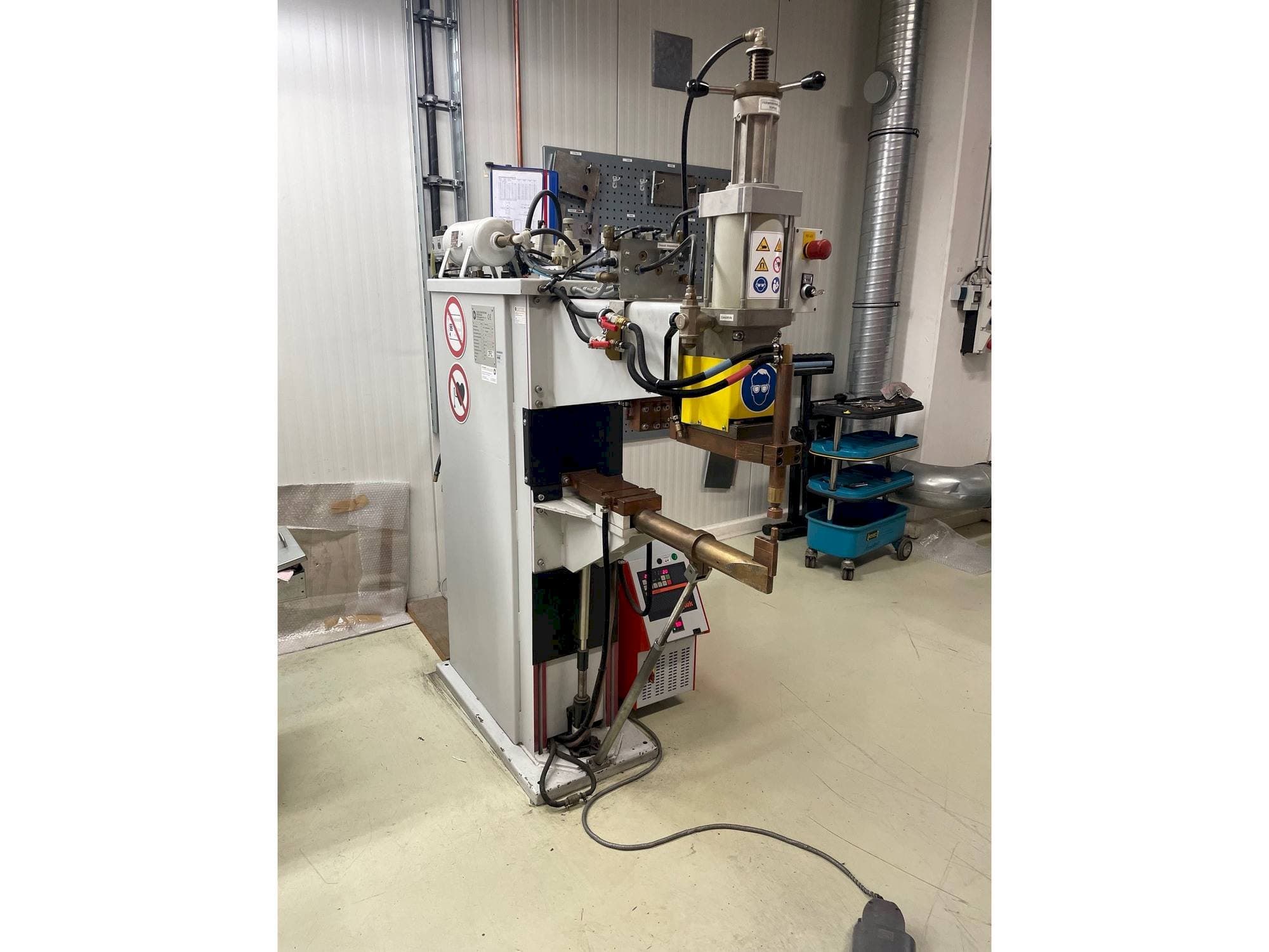 Frontansicht der ESD 8212 S  Maschine