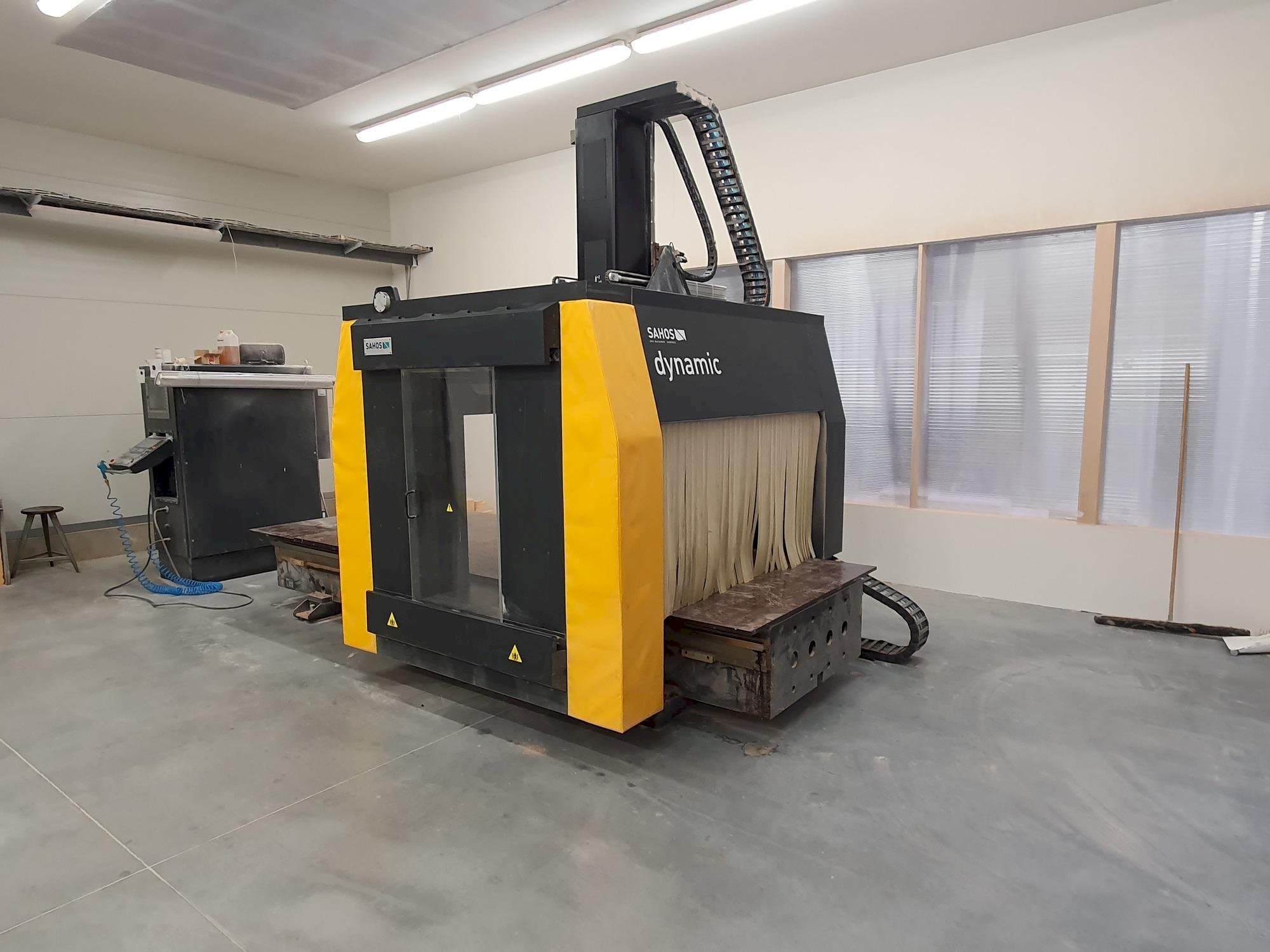 Frontansicht der Sahos Dynamic FC 3000 CNC 5X  Maschine