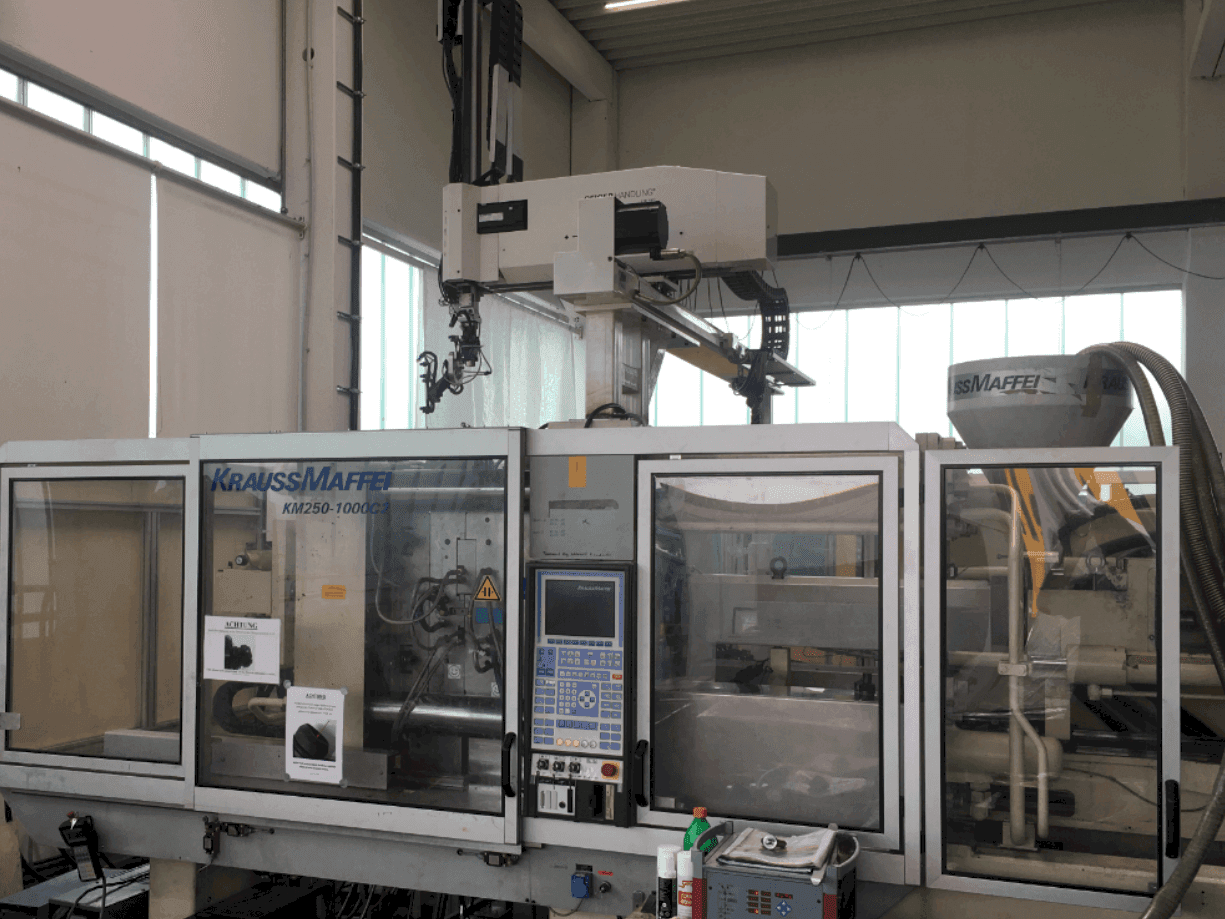 Frontansicht der Krauss Maffei 250-1000 C2 Maschine