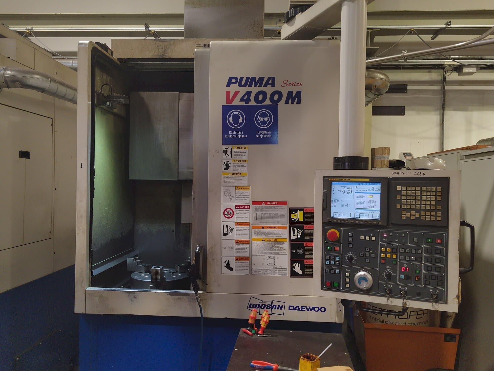 Frontansicht der Doosan Puma V400M  Maschine