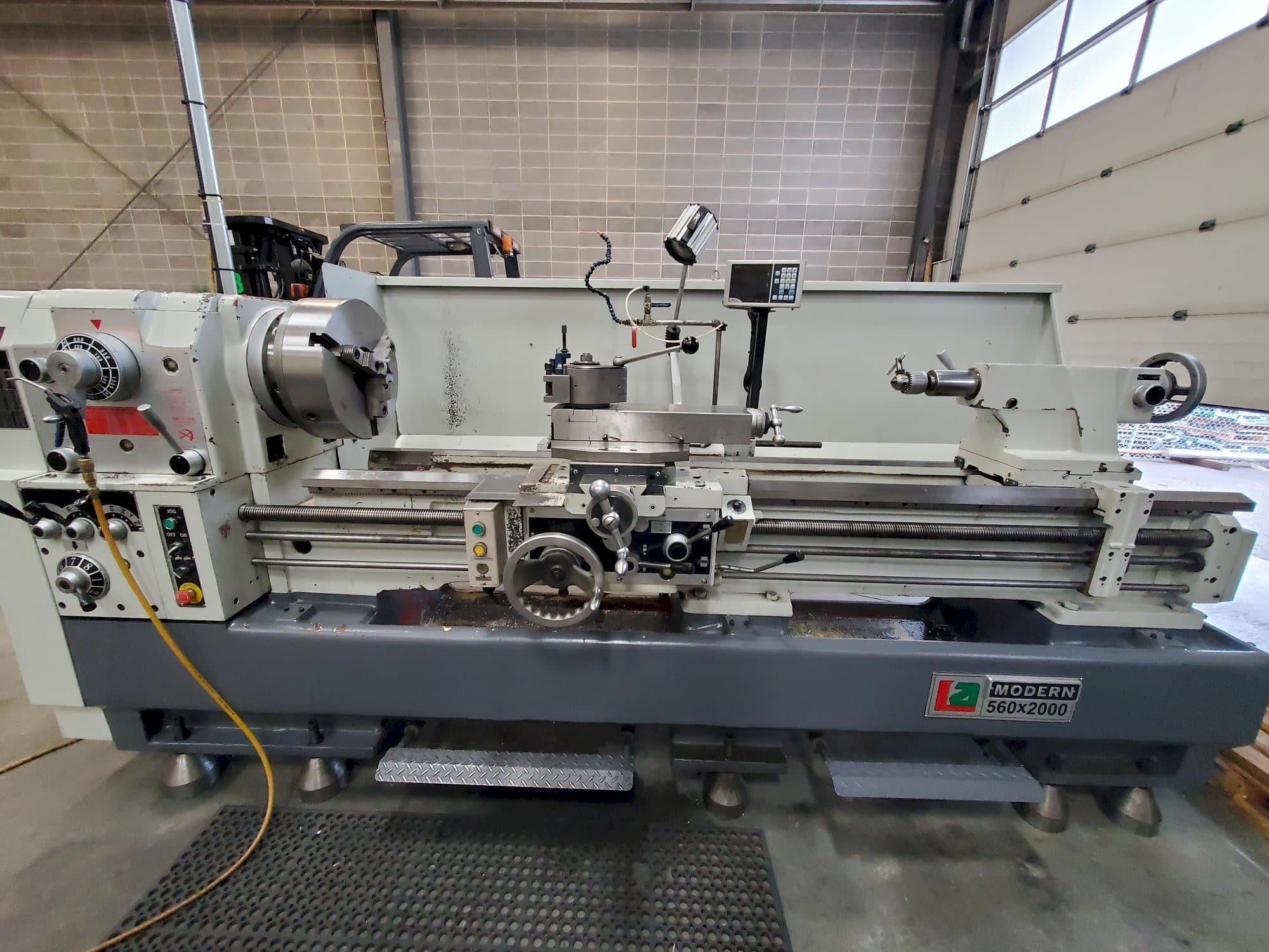 Frontansicht der Modern 560X2000 Maschine