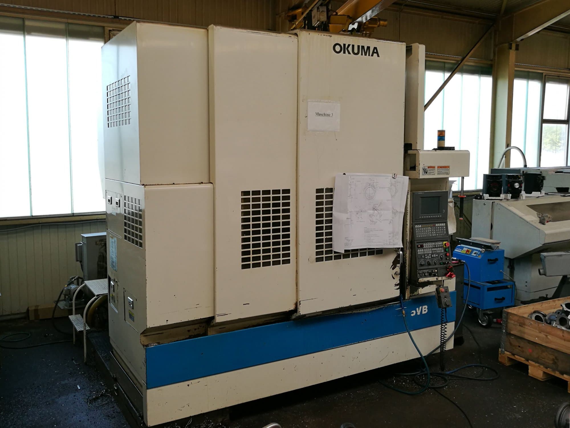 Frontansicht der Okuma MX55 VB Maschine