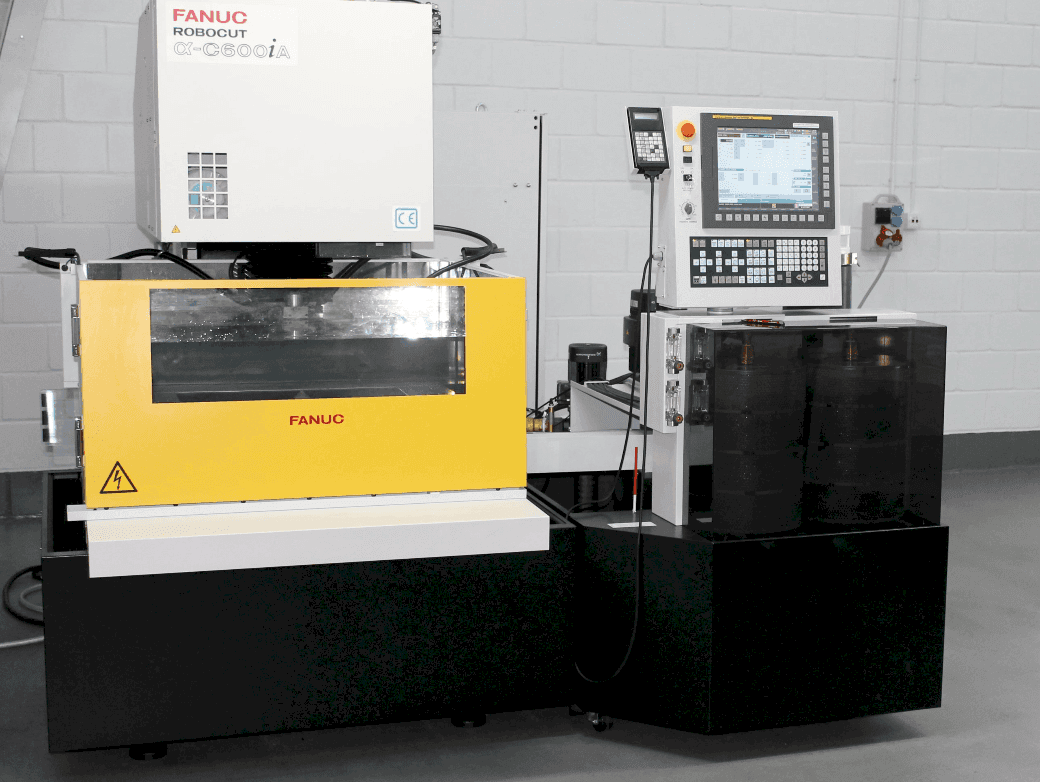 Frontansicht der FANUC RoboCut Alfa C600iA Maschine