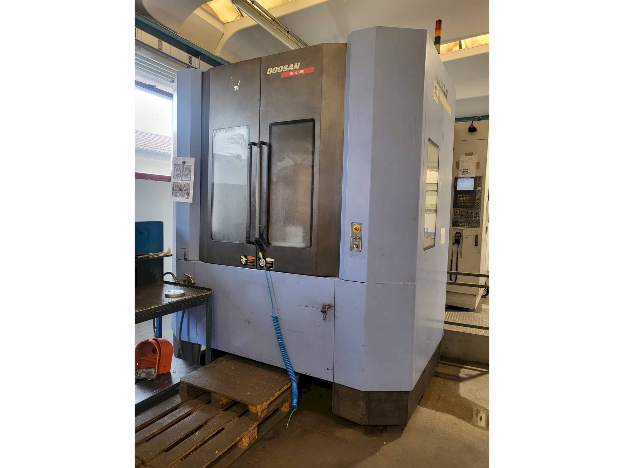 Frontansicht der Doosan HP 6300  Maschine