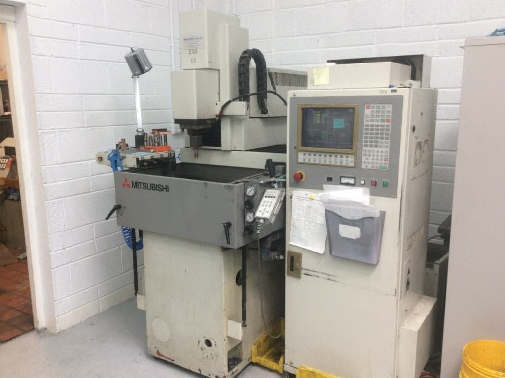 Frontansicht der Mitsubishi EX 8 Maschine