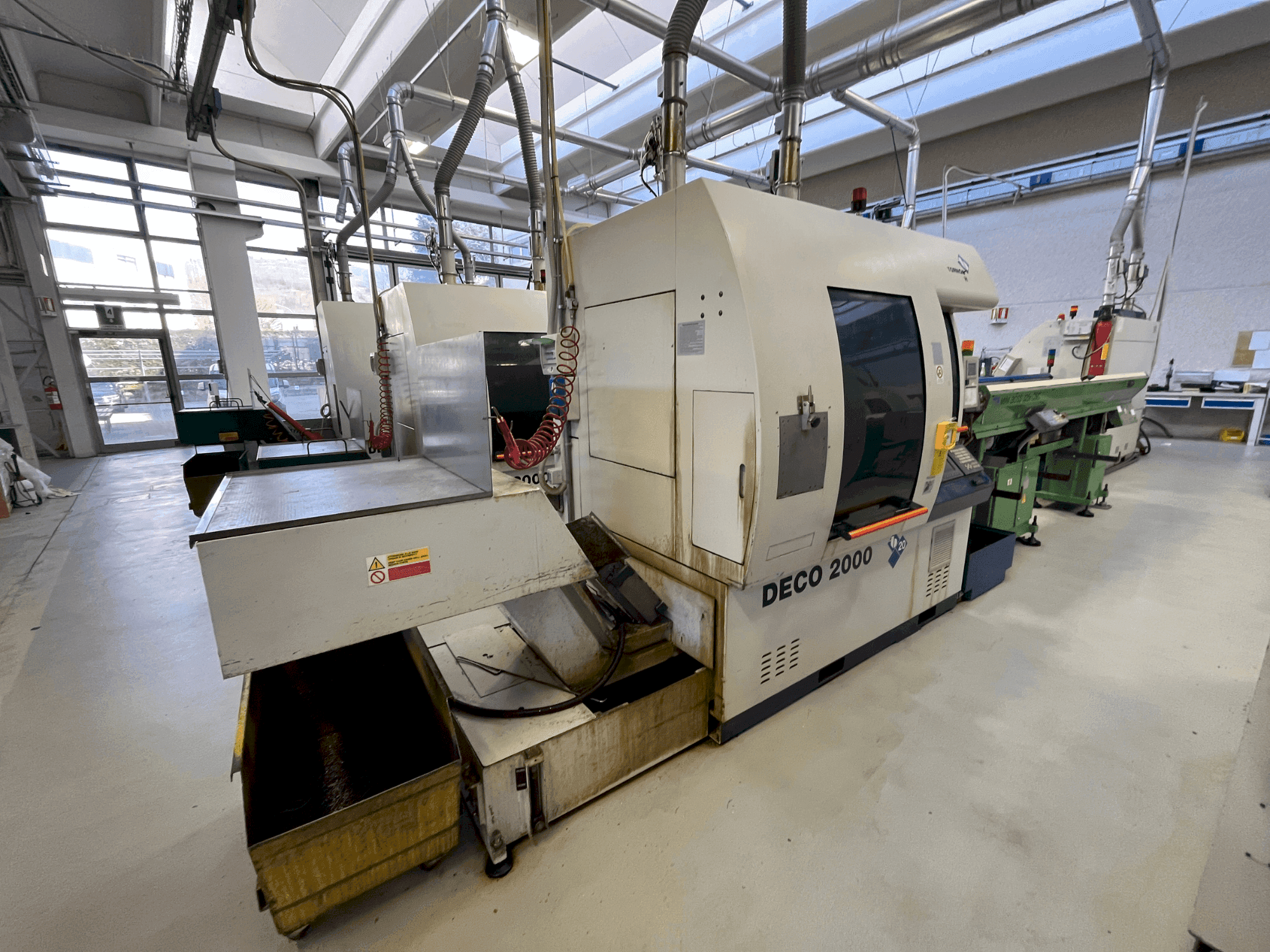 Frontansicht der TORNOS DECO 2000/20 Maschine