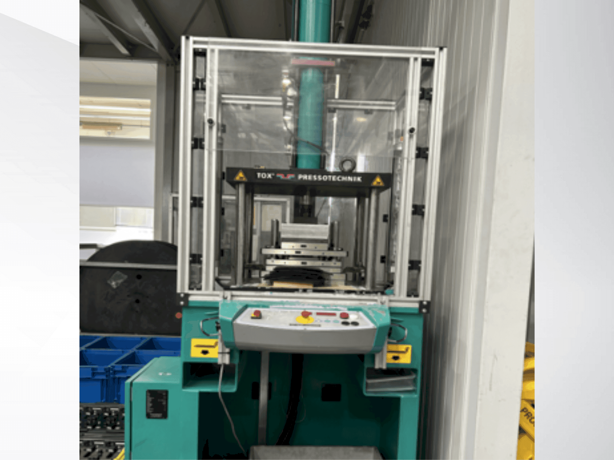 Frontansicht der TOX MAG 008.261.A.001 Maschine