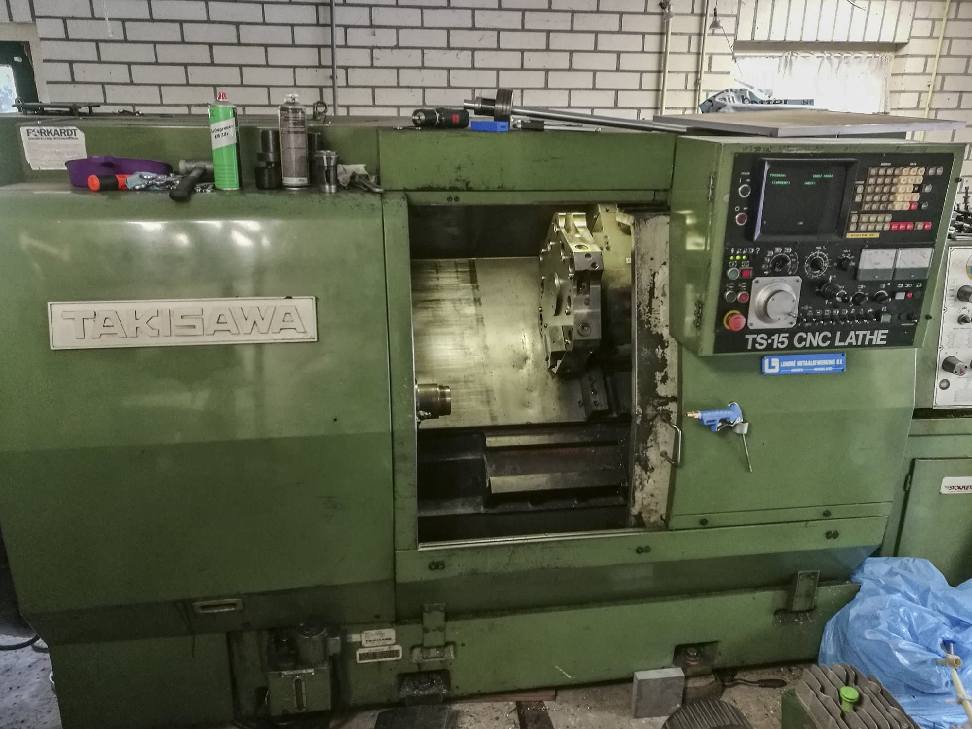 Frontansicht der Takisawa TS-15 Maschine