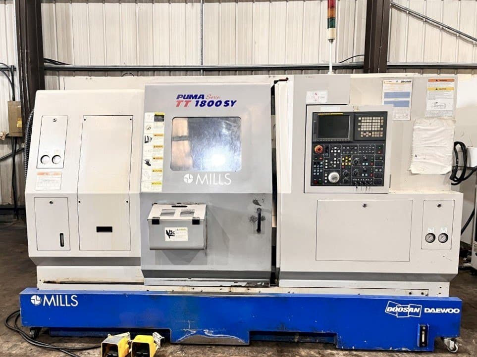 Frontansicht der Doosan TT1800SY Maschine