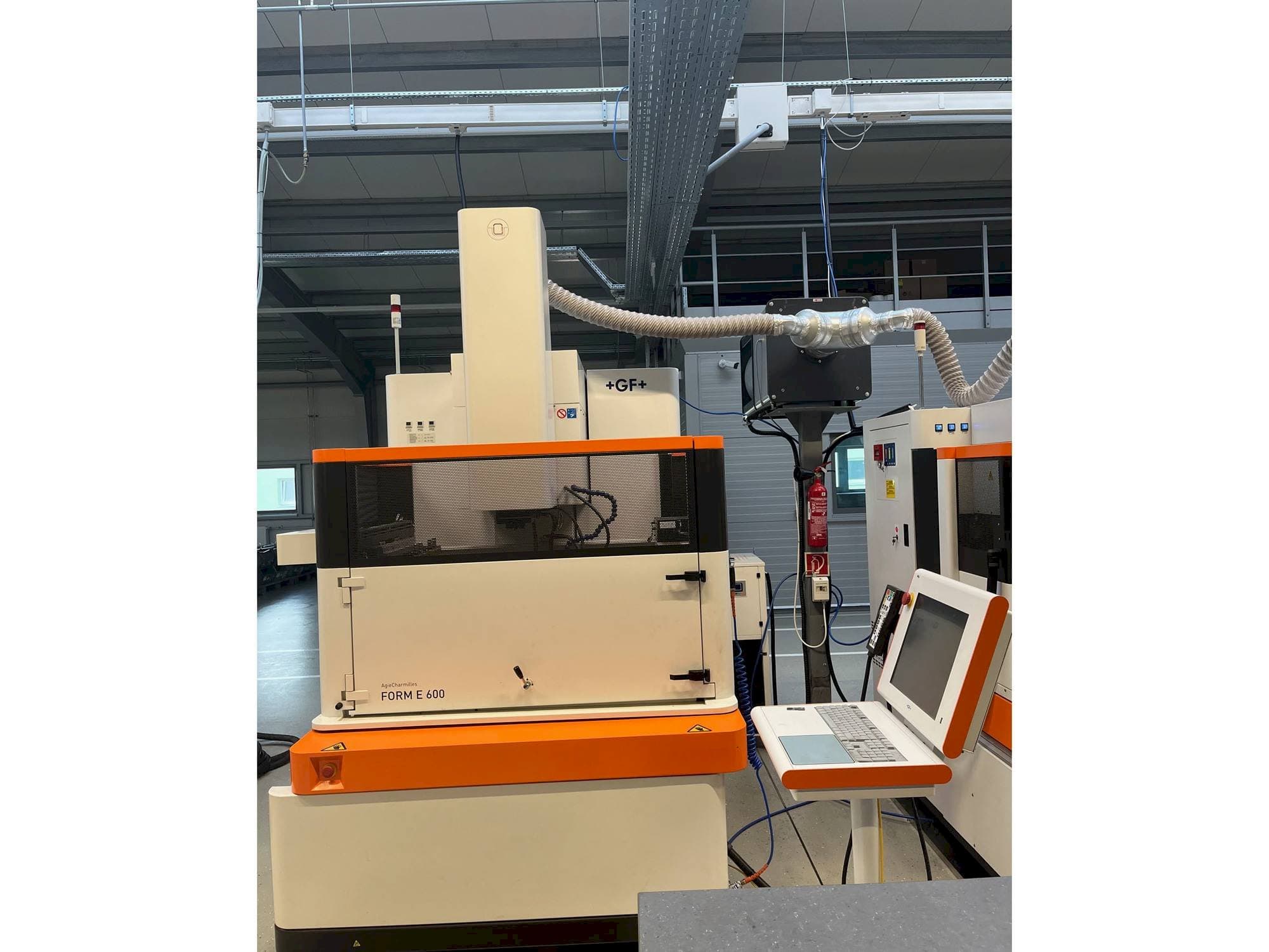 Frontansicht der +GF+ Form E600 Maschine