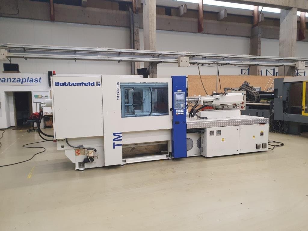 Frontansicht der Battenfeld TM 2700 / 1330 B4 Maschine
