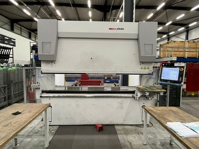 Frontansicht der PLACKE HQPB P595 Maschine