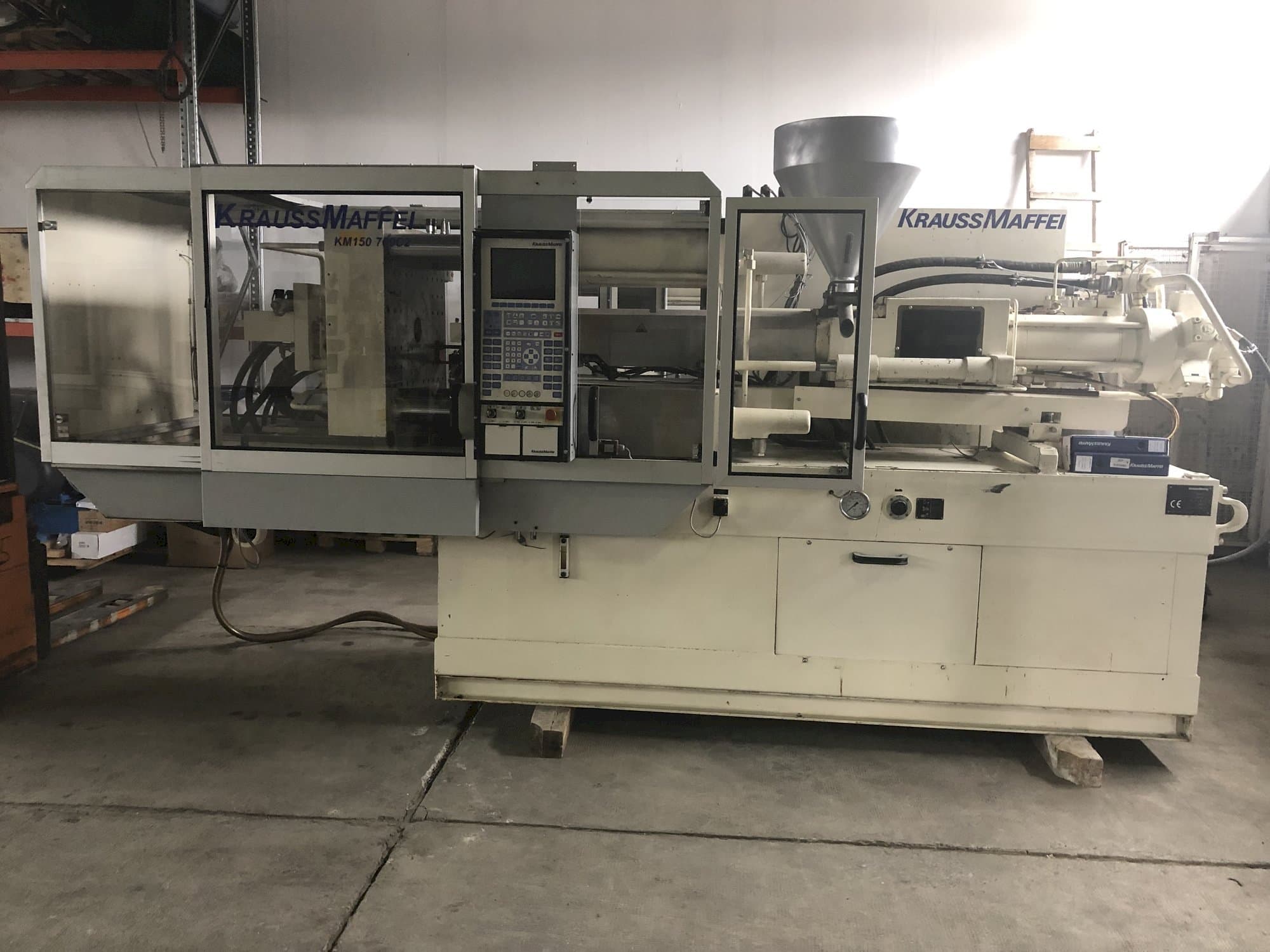 Frontansicht der Krauss Maffei 150-700 C2 Maschine