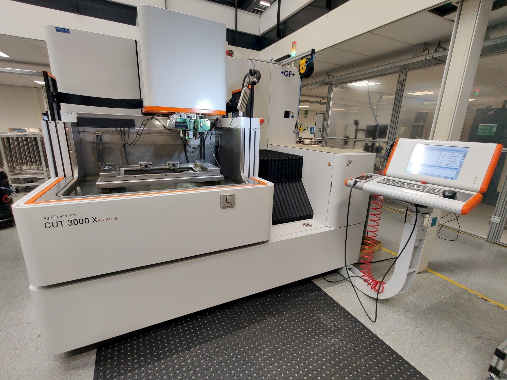 Frontansicht der GF AgieCharmilles CUT 3000 X Maschine