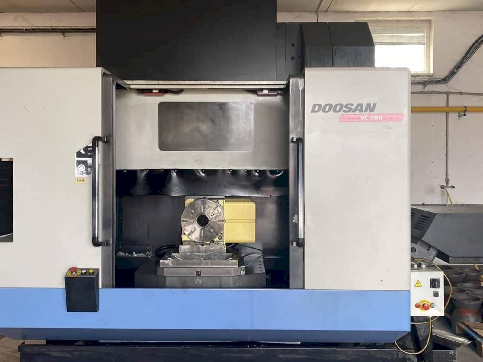 Frontansicht der Doosan VC 500 Maschine