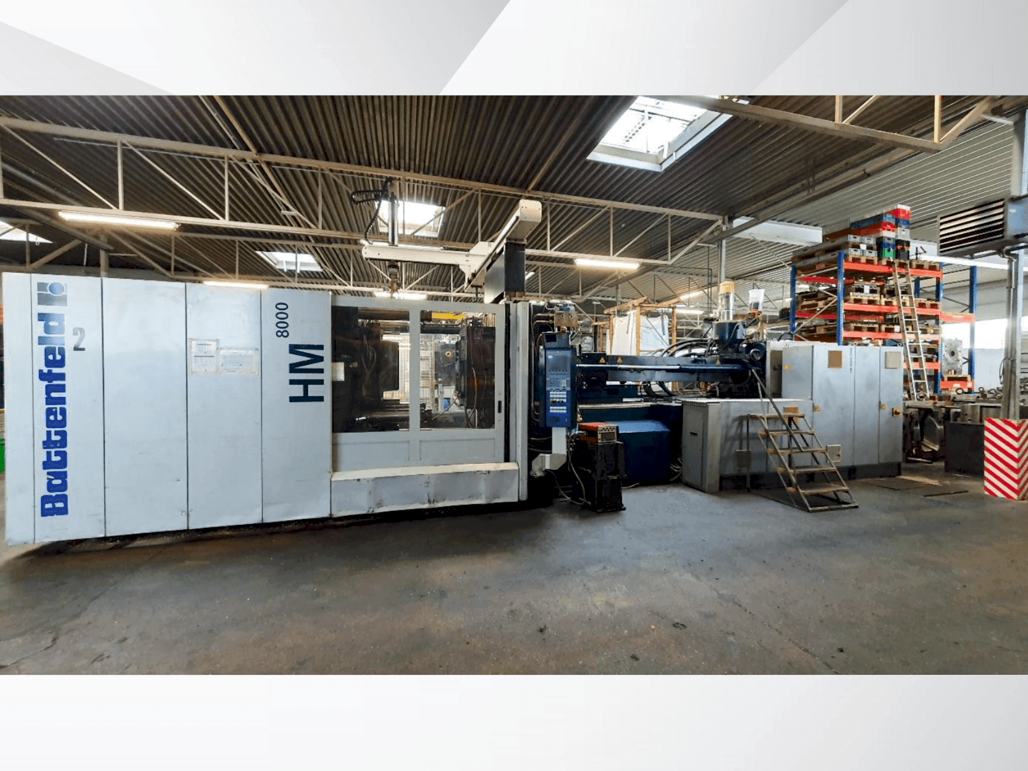 Frontansicht der Battenfeld HM 2P 800-7700 Maschine