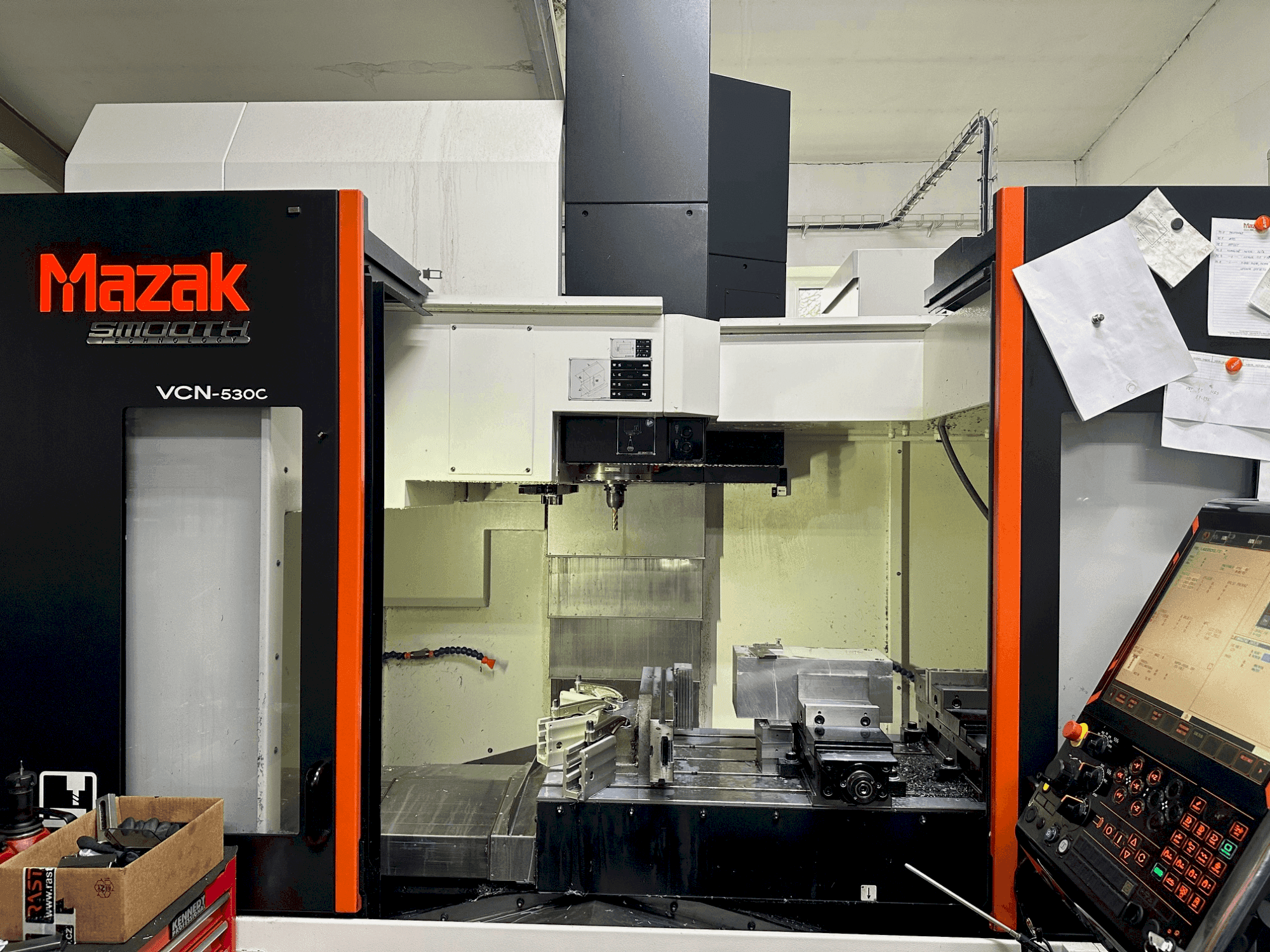 Frontansicht der Mazak VCN-530C  Maschine