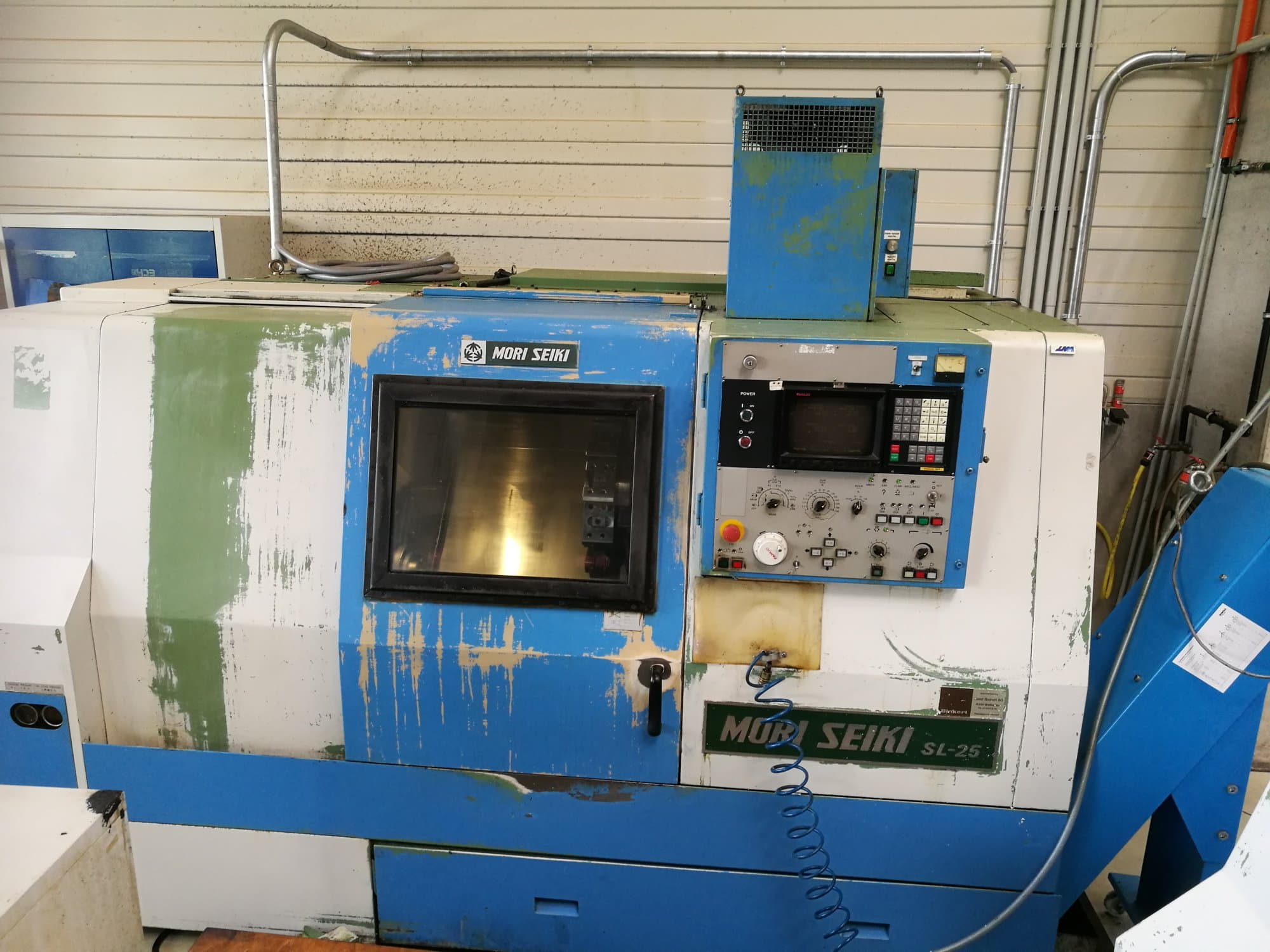 Frontansicht der MORI SEIKI SL-25A/500 Maschine