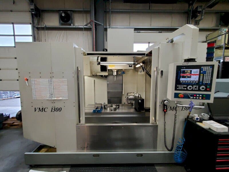 Frontansicht der Modern Microcut VMC 1300 Maschine