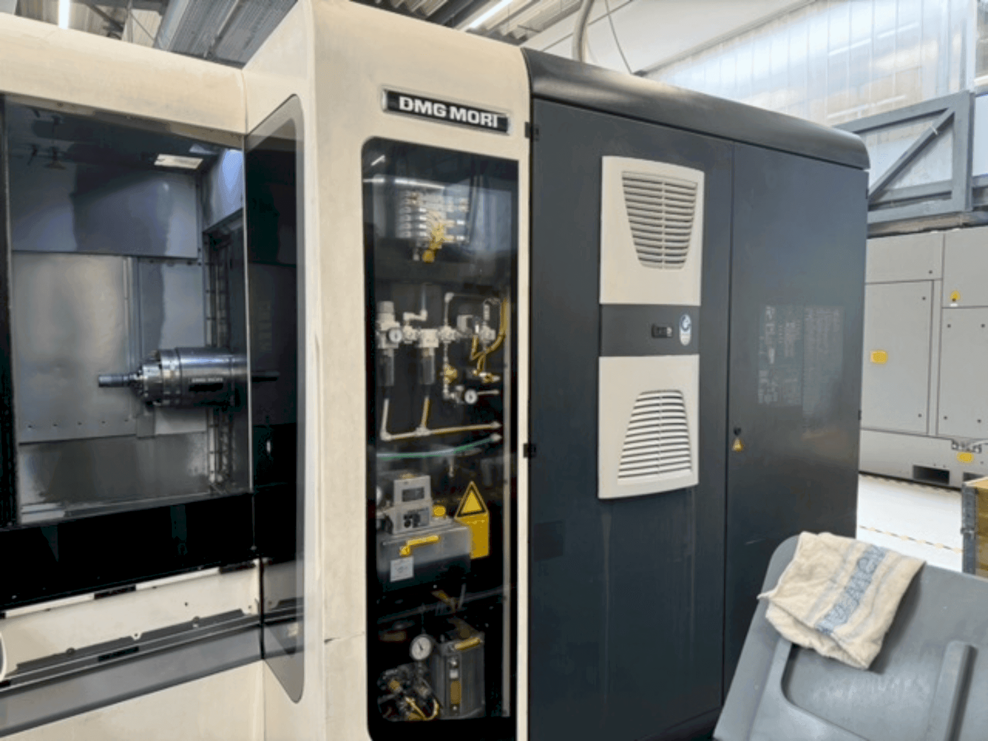 Frontansicht der DMG MORI NHX 4000  Maschine