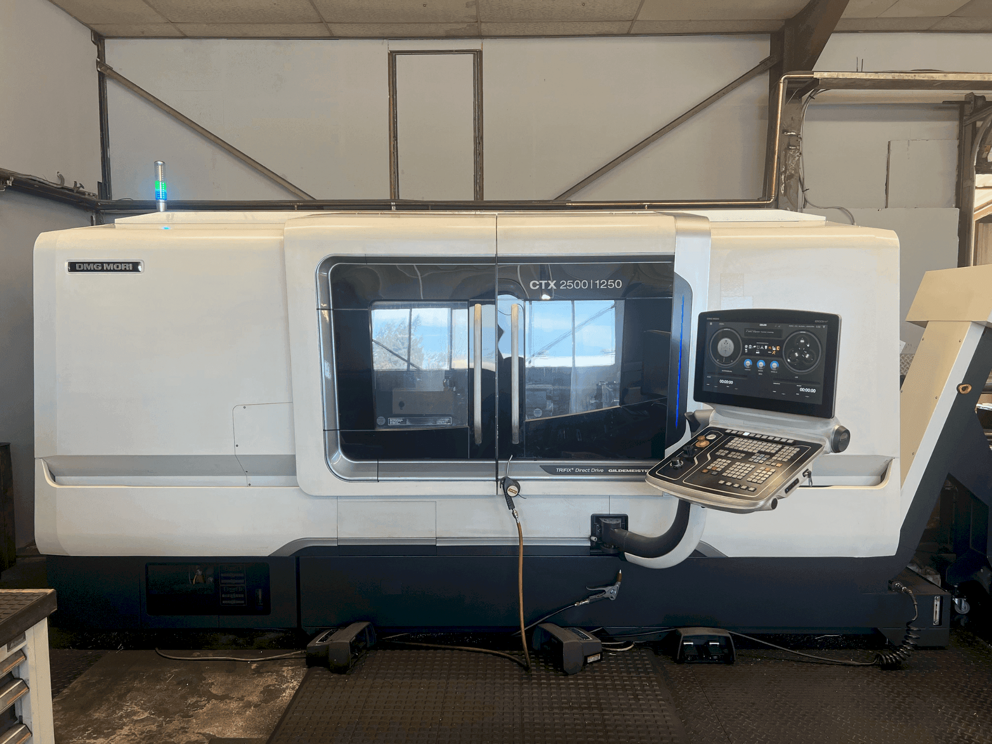 Frontansicht der DMG MORI CTX 2500/1250 Maschine