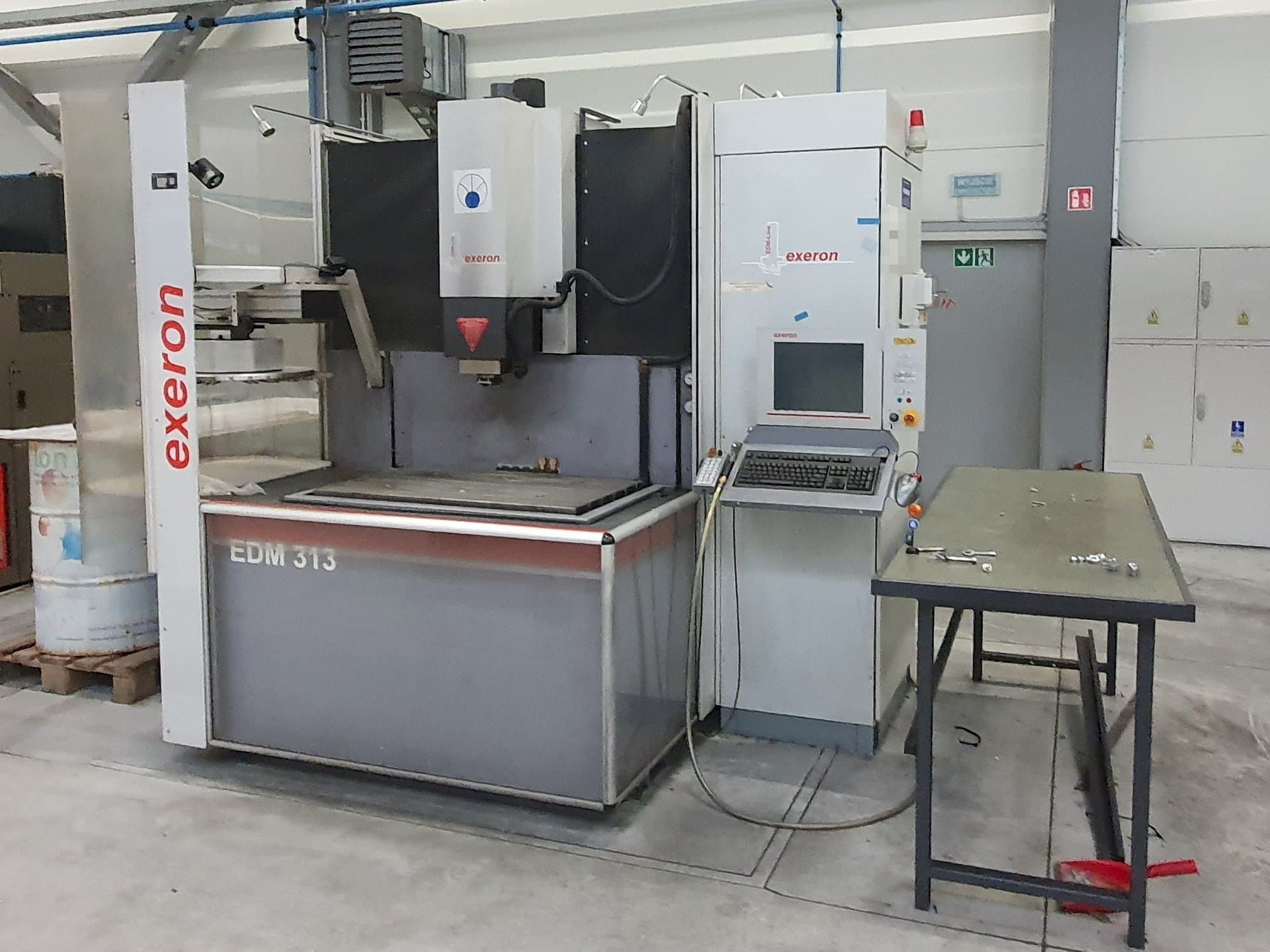 Frontansicht der EXTRON EDM 313 Maschine