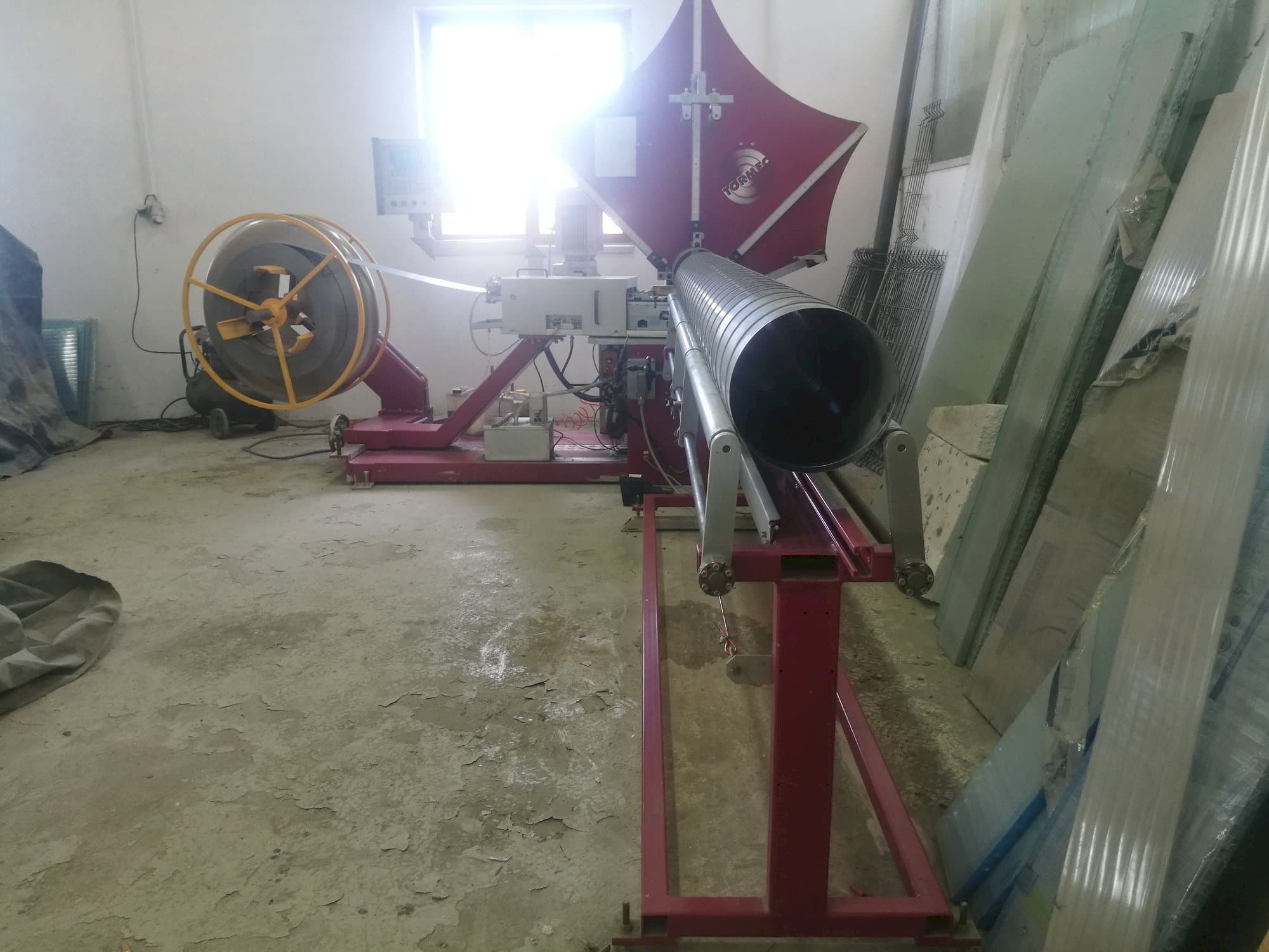 Frontansicht der Tormec Tubo-S Maschine