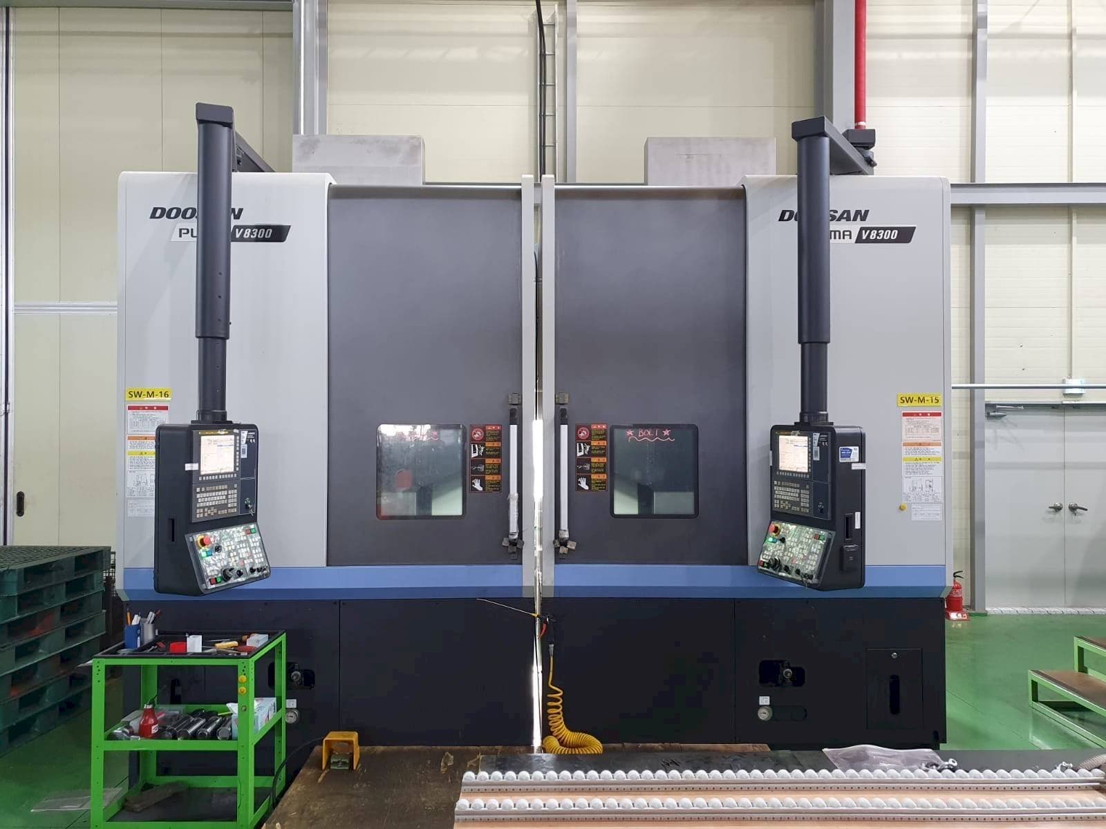 Frontansicht der Doosan V8300R  Maschine