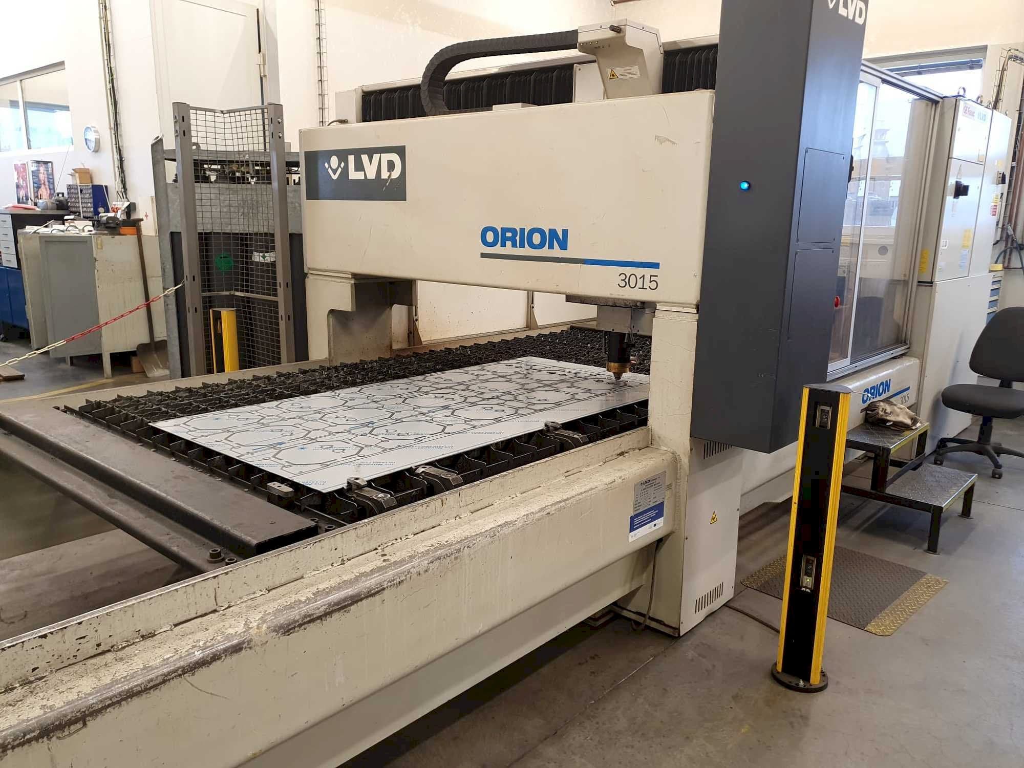 Linke Seitenansicht der LVD Orion 3015 Maschine