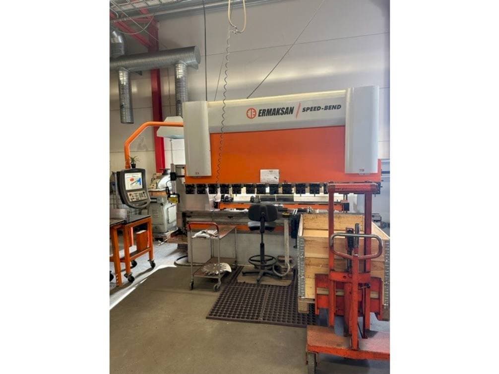 Frontansicht der ERMAKSAN Speedbend 3135 Maschine