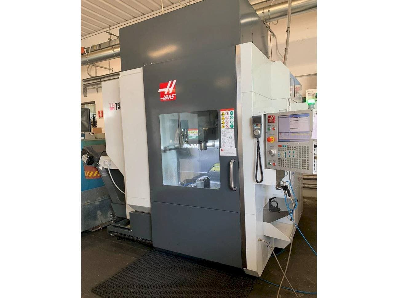 Frontansicht der HAAS UMC 750SS Maschine