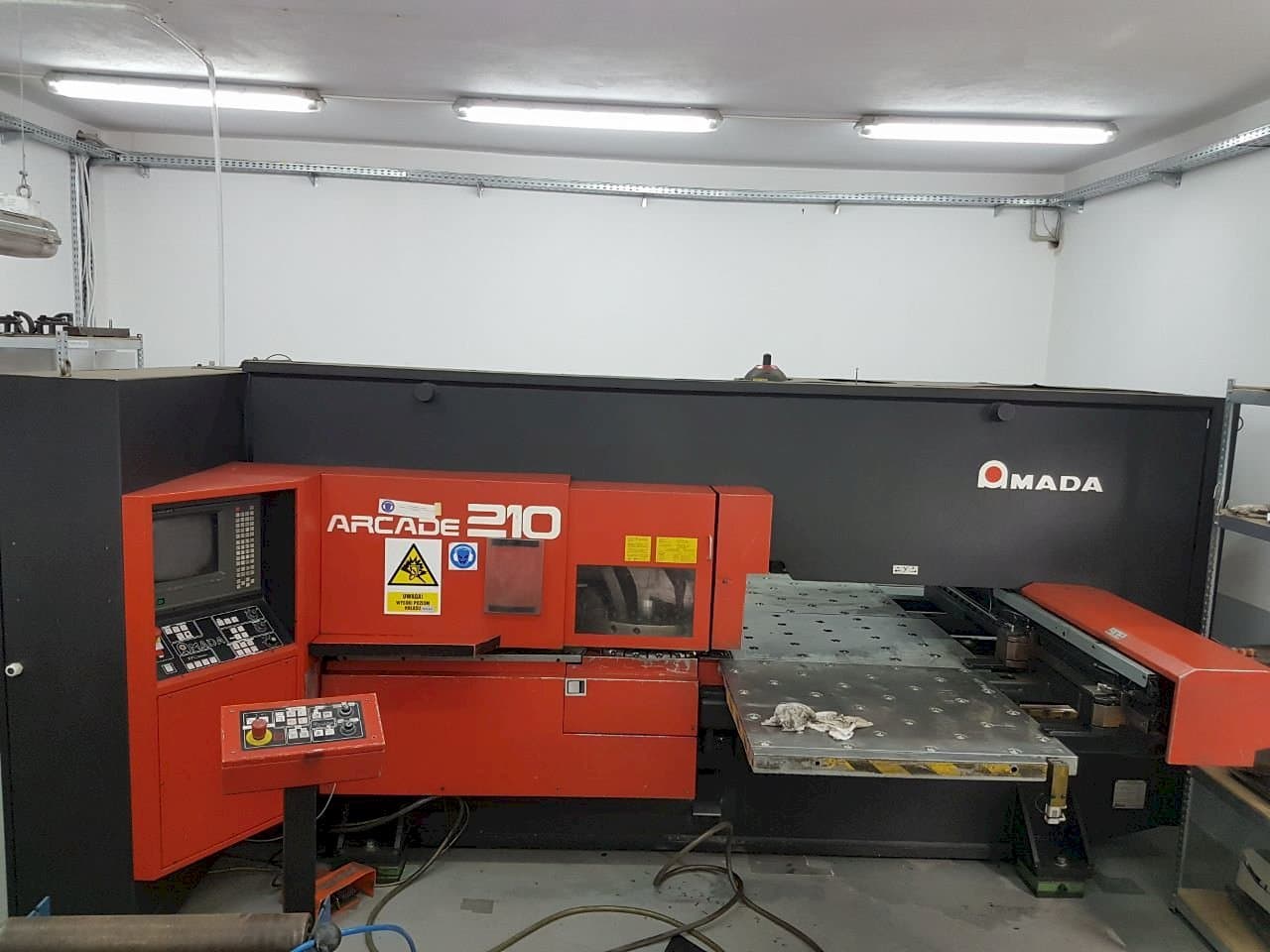 Frontansicht der AMADA ARCADE 210 Maschine