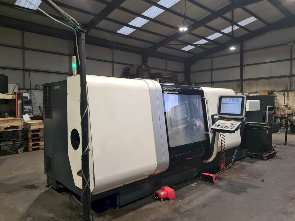 Frontansicht der DMG GILDEMEISTER CTX beta 1250 TC Maschine